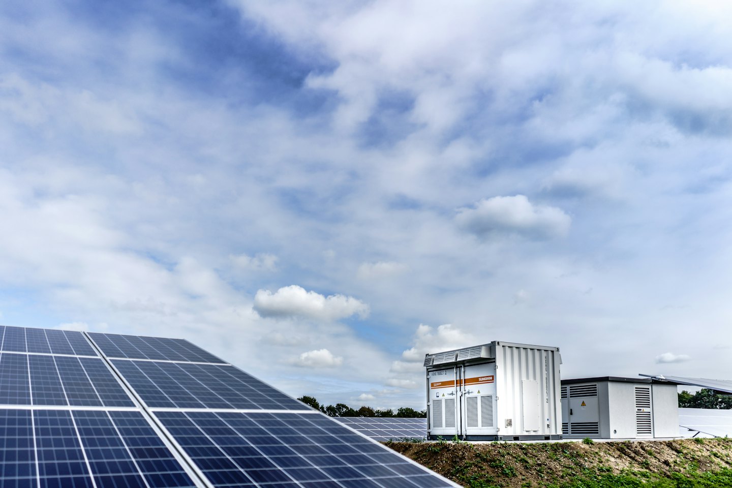 Filas de paneles solares alimentan una instalación de energía limpia.