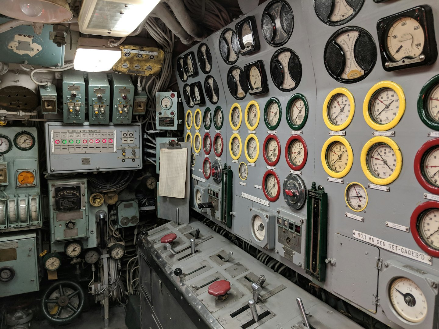 Una sala de control industrial llena de diales y interruptores complejos.